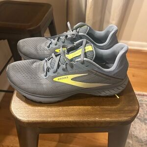 Brooks Light Gray Running Shoes with Yellow Detail